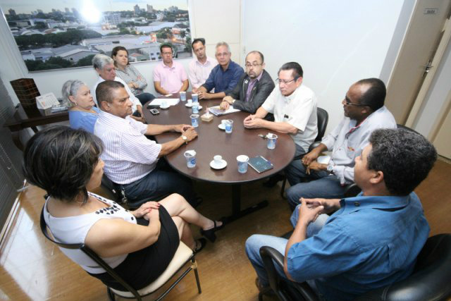 Daniela, Sérgio, Pepa e Cirilo reunidos com rotarianos de Dourados. (Foto: Thiago Morais).
