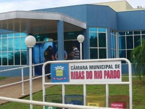 Com a maioria dos vereadores afastados, sessão na Câmara dura 1 minuto Agentes do Gaeco na Câmara Municipal no dia da operação Viajantes, que ocorreu no começo do mês. (Foto: Rio Pardo News)