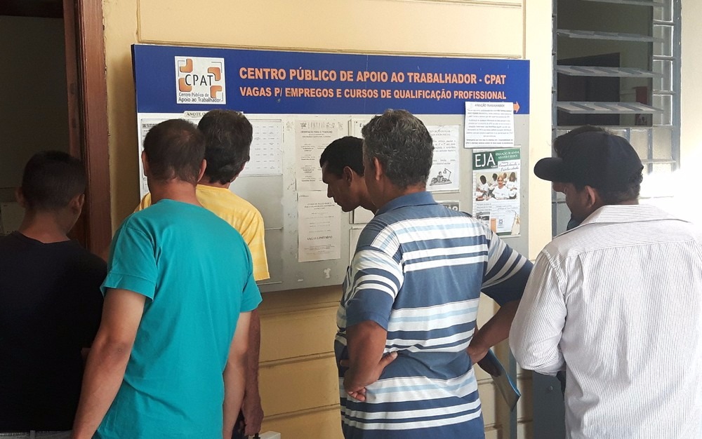 Candidatos procuram vagas de emprego (Foto: Murillo Gomes/G1)