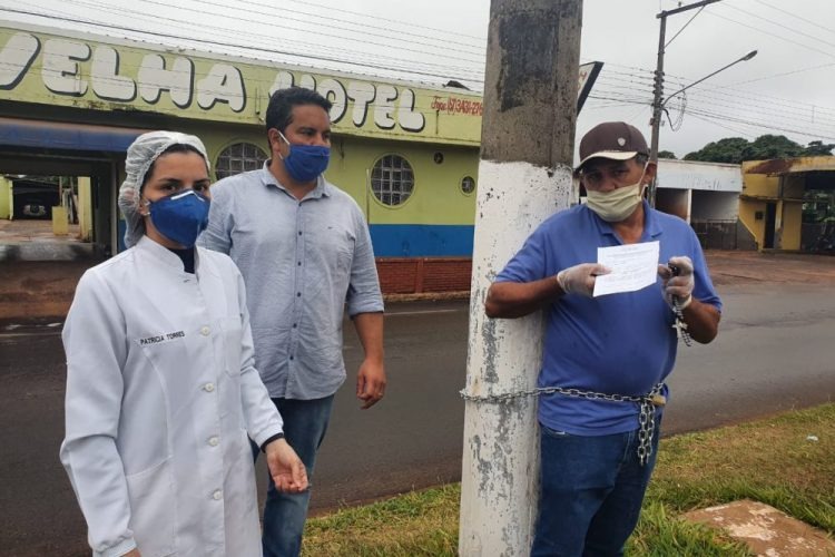 O secretário de Saúde Patrick Derzi entregou o exame para Élcio. Marcelino Nunes