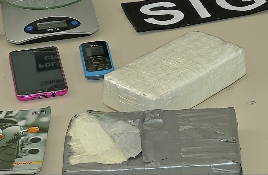 Tabletes de cocaína apreendidos no veículo dos irmãos em Corumbá (MS) (Foto: Reprodução)