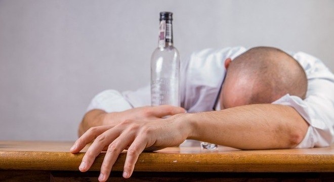 Alcoolismo tem cura? Saiba como ajudar quem sofre da doença Não é recomendado esconder bebidas ou impedir que o adoecido saia de casa. Pixabay