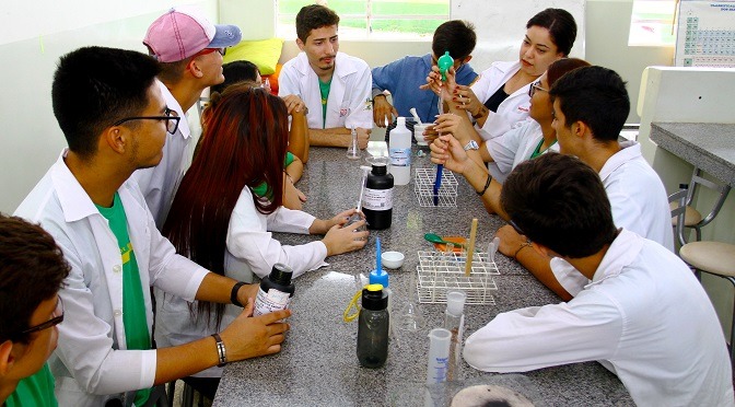 Escolas Estaduais dão exemplo na área de pesquisa científica Alunos da Escola Estadual Amélio de Carvalho Bais na capital contam com aulas práticas em laboratório. Saul Schramm