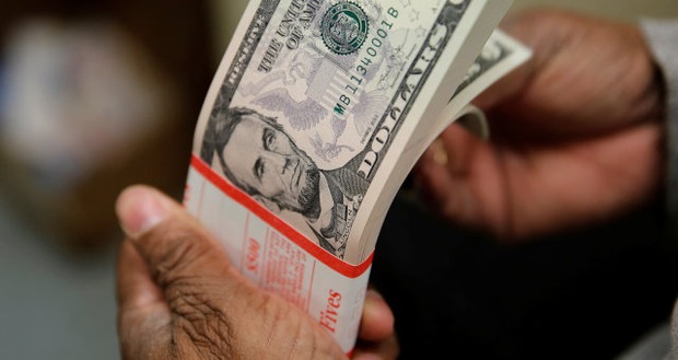 Dólar começa a semana operando em queda Dólar começa a semana operando em queda