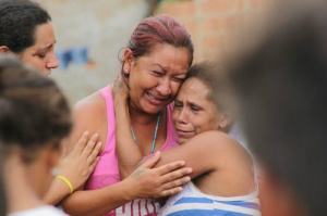 Mãe ficou desesperada após confirmação de morte do filho. (Foto: Marcos Ermínio)