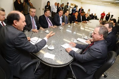 O presidente da AL, deputado Junior Mochi, e o presidente do Sindifisco, Ronaldo Monteiro, durante a asssinatura do termo de cooperação nesta quarta-feira (Foto: AL/Divulgação)
