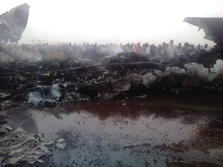 Avião cai em aeroporto do Sudão do Sul e deixa feridos Pessoas ao lado dos destroços de um avião que caiu no Sudão do Sul (Foto: AFP)