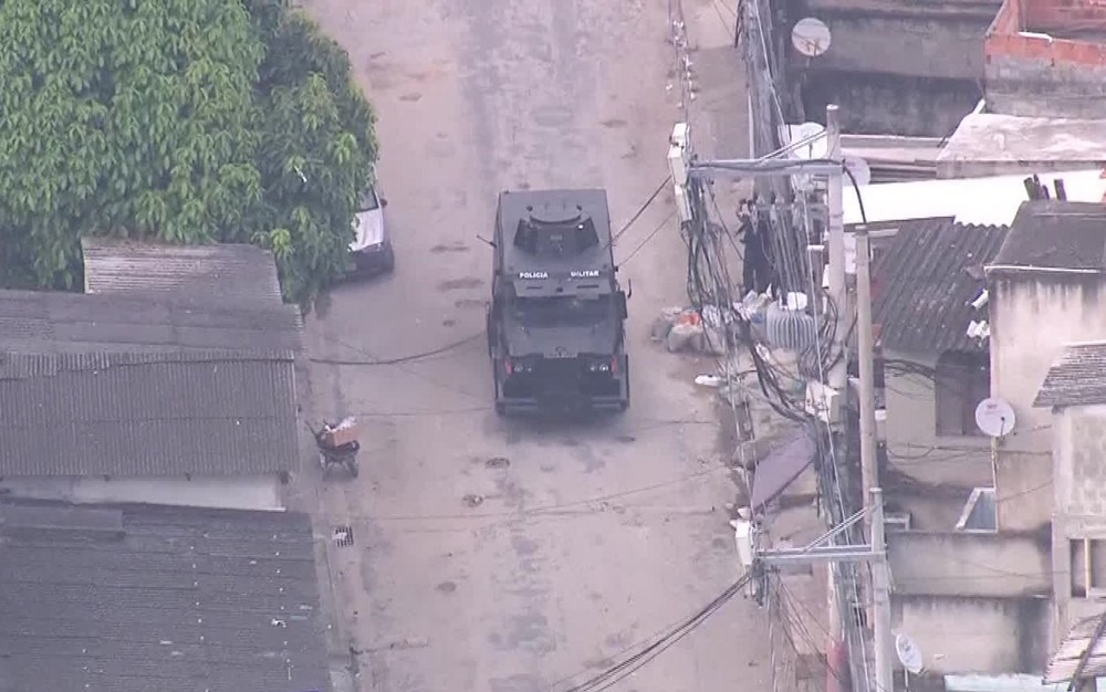 Caveirão circula pelas ruas da Cidade de Deus; Comunidade é citada como 'vermelha' em estudo sobre vitimização policial (Foto: Reprodução)