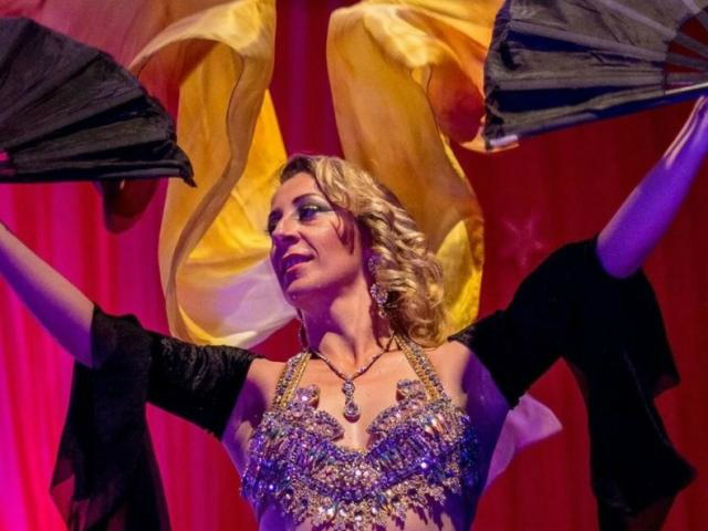 Para pagar cirurgia de bailarina, amigas se únem e criam mostra de dança A vida de Claudia é a dança, mas há oito anos a professora vinha sofrendo dores. Agora, está livre e recebe o apoio dos amigos e das alunas. (Foto: Arquivo Pessoal)