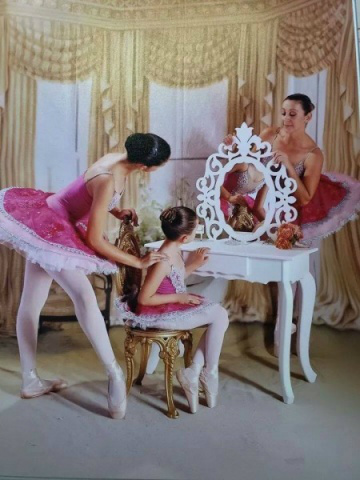 Para pagar cirurgia de bailarina, amigas se únem e criam mostra de dança Claudia e as filhas, também bailarinas. (Foto: Arquivo Pessoal)