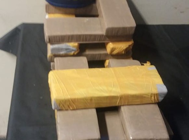 Mulher grávida é presa com 11 kg de maconha na rodoviária Mulher grávida é presa com 11 kg de maconha na rodoviária