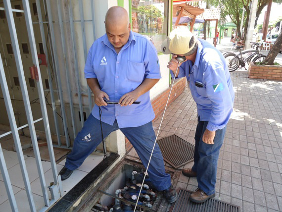 Sanesul investe em ações para garantir abastecimento de água em Bonito durante o Carnaval Funcionários utilizam aparelhos capazes de identificar e localizar vazamentos