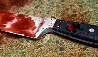Jovem é esfaqueado 3 vezes pelo padrasto após briga por música