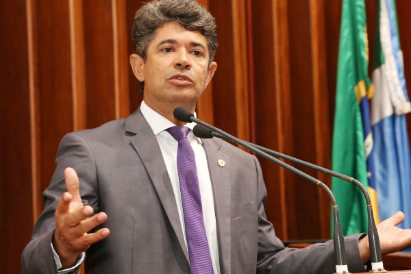 Deputado Professor Rinaldo (PSDB) durante discurso em prol da segurança pública em MS