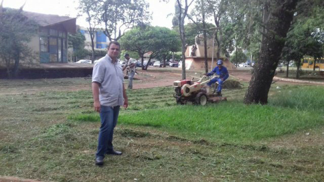 Vereador Carlito do Gás pede manutenção na praça do transbordo Vereador Carlito do Gás pede manutenção na praça do transbordo