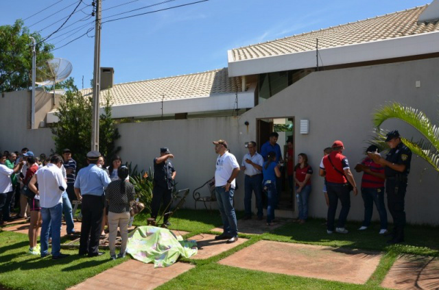 Comerciante é executado a tiros quando limpava a calçada de casa Comerciante foi morto na calçada da casa que tinha comprado recentemente em Pedro Juan Caballero (Foto: Leo Veras/Porã News)