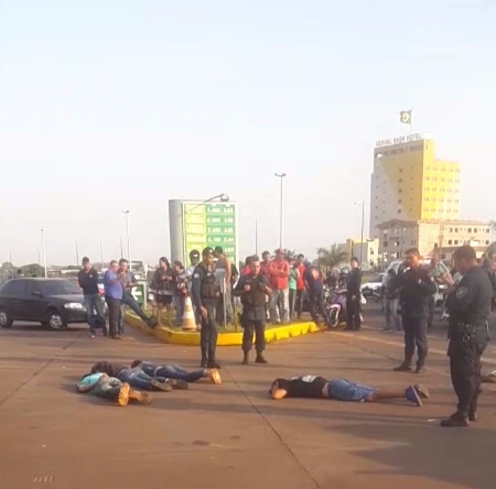 Grupo foi detido após capotar veículo - Foto: Porã News