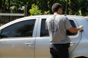 Após aterrorizar casal, bandido “esquece” documento ao lado de carro Perito efetua coleta de digitais no carro Fox recuperado na manhã desta quarta-feira após roubo. (Foto: Marcos Ermínio)