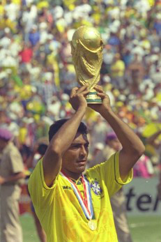 Romário 50 anos: especial mostra infância, trajetória do Baixinho, conquistas e desafetos Romário ergue a taça de campeão do mundo pela seleção Foto: Ivo Gonzalez / Ivo Gonzalez/17.7.2014