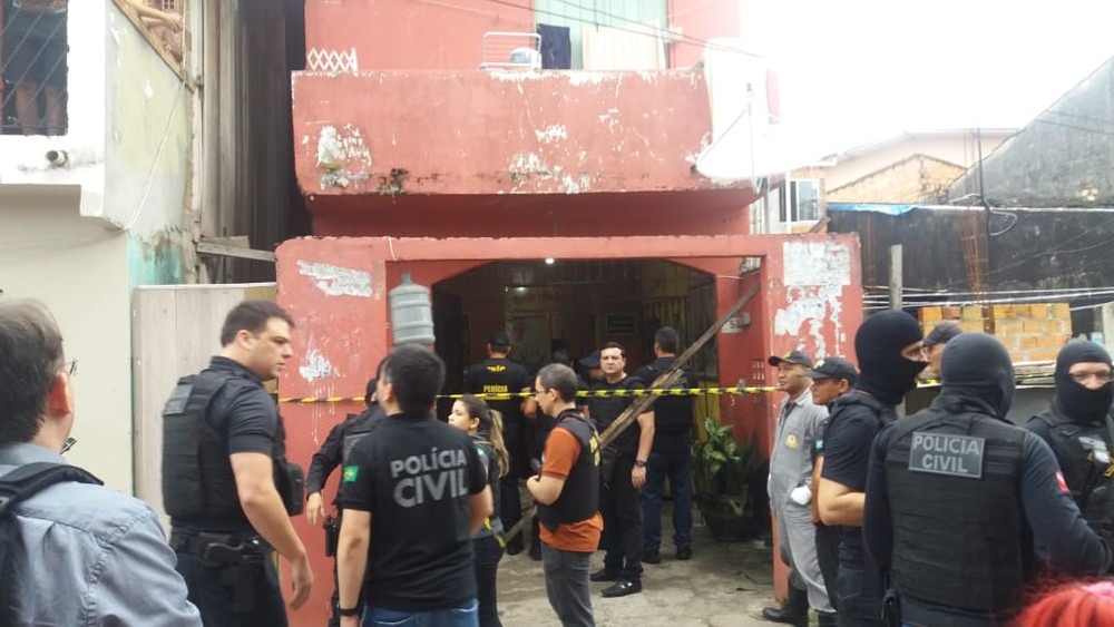 Policiais em frente ao bar onde a chacina ocorreu. Jalilia Messias/TV Liberal