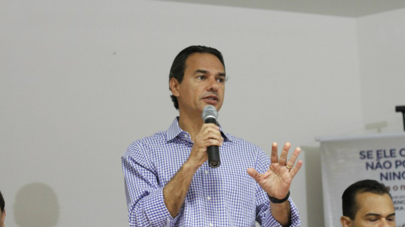 Com quatro bairros em risco, prefeito pede ajuda da população no combate ao mosquito Com quatro bairros em risco, prefeito pede ajuda da população no combate ao mosquito
