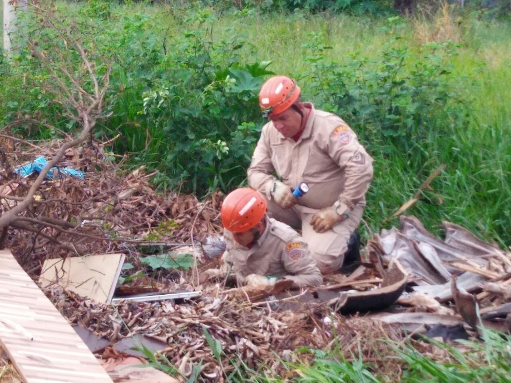 Bueiro onde cachorro foi jogado fica em local com muito entulho (Foto: Osvado Nóbrega)