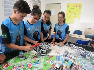 Alunos da Escola do Sesi de Dourados criam robô “gigante”