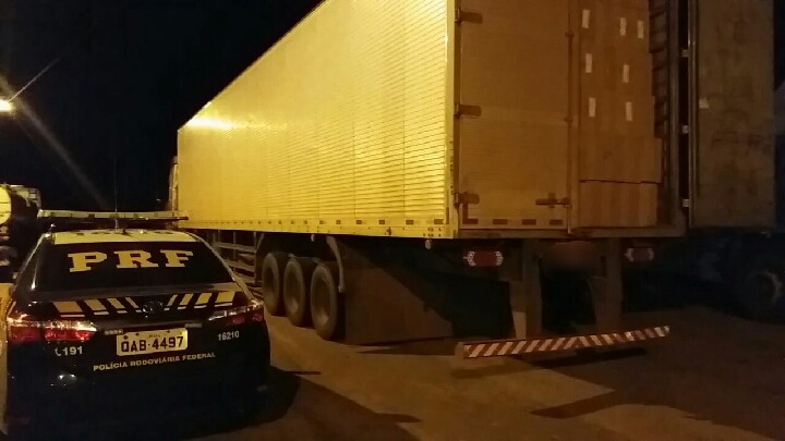 Caminhão com carga avaliada em R$ 3,5 milhões em cigarros é apreendido