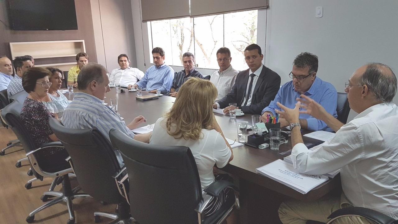 Prefeito e secretários em nova reunião de avaliação técnica-administrativa (Foto Lécio Aguilera