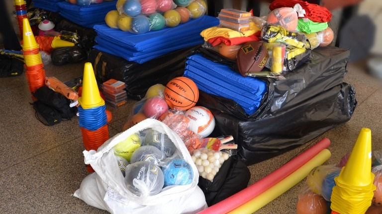 Prefeitura entrega mais de 2,5 mil itens esportivos para oficinas de esporte e lazer Prefeitura entrega mais de 2,5 mil itens esportivos para oficinas de esporte e lazer