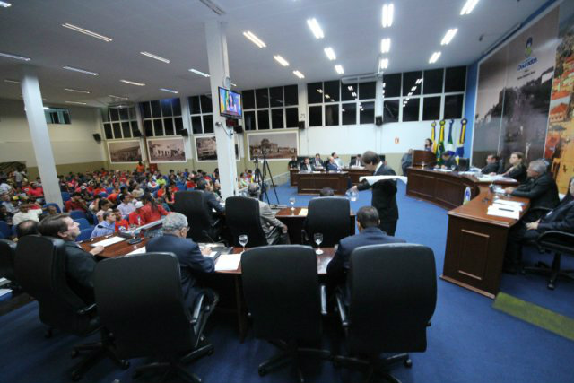 Câmara garante acessibilidade a deficientes visuais nos cinemas de Dourados Mais uma sessão bastante movimentada na Câmara de Dourados, nesta segunda-feira. (Foto: Thiago Morais).