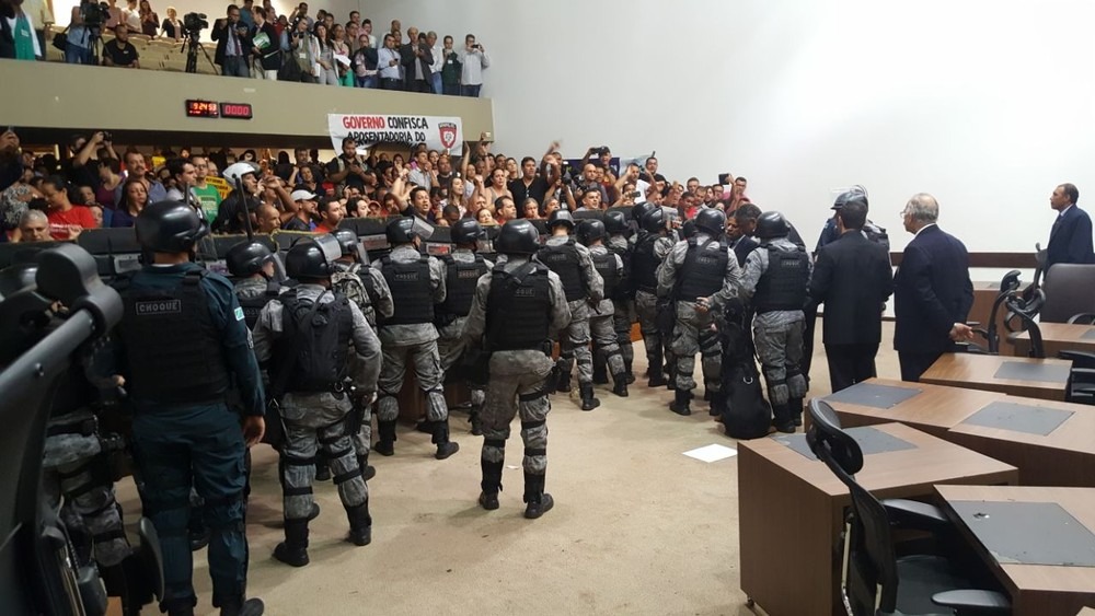 Tropa de Choque no plenário da Assembleia Legislativa de MS durante votação da reforma da previdência (Foto: Ginez César)