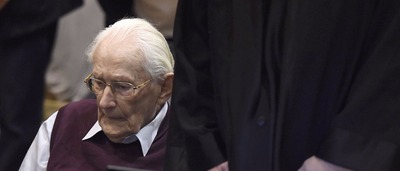 Aos 96 anos, ex-contador de Auschwitz terá de cumprir pena na cadeia © REUTERS/Axel Heimken