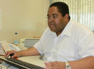 Rachado, PT discute rumos em Dourados e grupo fala em romper com Murilo O professor Reinaldo dos Santos defende início da discussão sobre candidatura própria em 2016 (Foto: Dourados Agora)