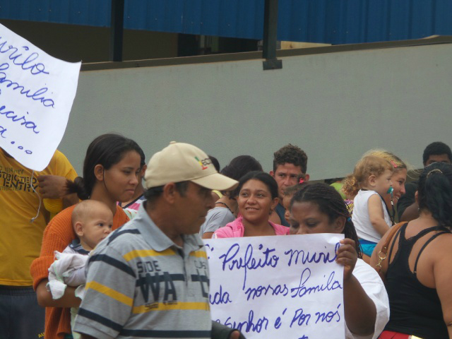 Sem-tetos foram até a prefeitura protestar por moradia - Foto: Adriano Moretto