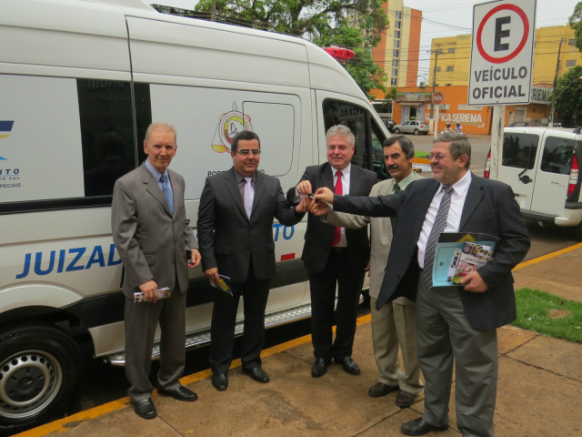 Van do Juizado Especial do Trânsito vai ‘desafogar’ trabalho da PM Juízes do Fórum de Dourados durante a entrega oficial da van que vai atender casos de acidentes sem vítimas no momento em que acontecerem com o objetivo de promover acordos imediatos entre as partes (Foto: Thalyta Andrade)