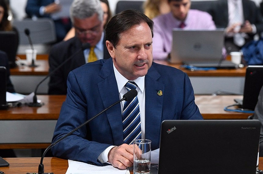 Autor da proposta, Acyr Gurgacz destaca relação desigual entre empresas e motoristas. Marcos Oliveira/Agência Senado

