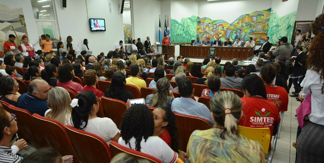 Com a Câmara Municipal lotada, parlamentares afirmam que reforma da previdência fere os direitos dos trabalhadores.

Foto: Lécio Aguileira