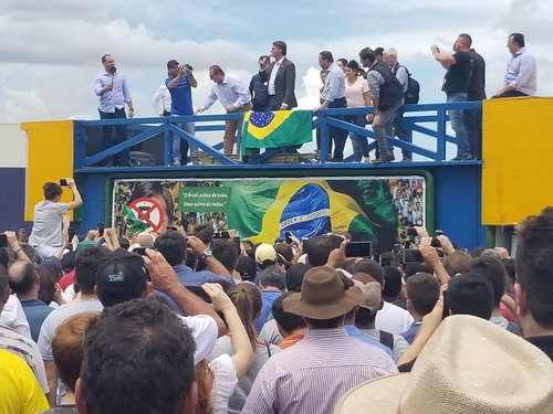 Pré candidato a presidência da republica Jair Bolsonaro chega em Dourados é carregado por simpatizantes; veja vídeos