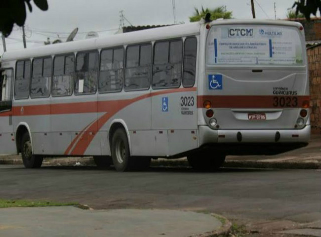 Ladrão 'barbeiro' furta ônibus de terminal, arranca semáforos e foge Jovem furta ônibus de transporte coletivo e o abandona em bairro da Capital (Marithe Lopes)