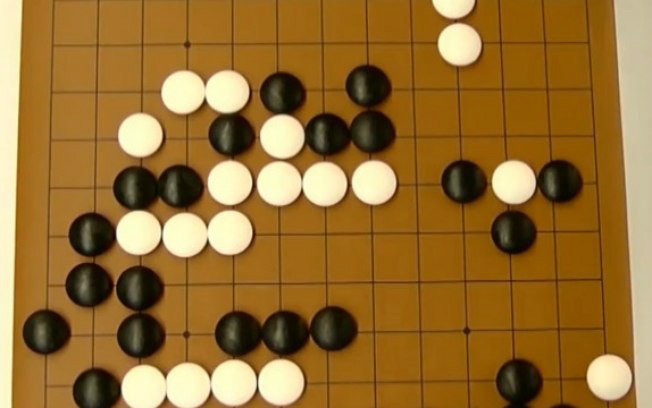 Computador vence campeão de jogo de estratégia chinês pela 1ª vez Jogador Fan Hui, atual campeão do jogo, foi derrotado pelo software AlphaGo, criado por divisão do Google