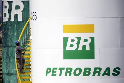 Funcionário pinta tanque da Petrobras em Brasília - Crédito: (Reuters/Ueslei Marcelino)

 

