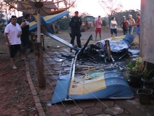 Morre a última vítima de acidente com ultraleve no interior Ultraleve pegou fogo após acidente com três vítimas. Ivinotícias