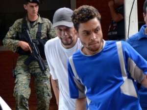 Polícia paraguaia mata 2 e prende 2 bandidos de MS que fizeram família refém Assaltantes disseram ser de MS, mas estavam foragidos de penitenciária do Paraná. (Foto: Jornal Ultimahora.com/Paraguai)