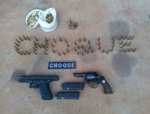 Choque prende homem com armas e munições na Avenida Bandeirantes O suspeito, armas e munições foram levados para a Polícia Federal. (Foto: divulgação).