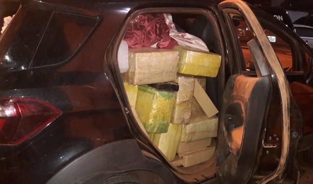 Traficantes entram em confronto com a polícia e morrem Traficantes entram em confronto com a polícia e morrem