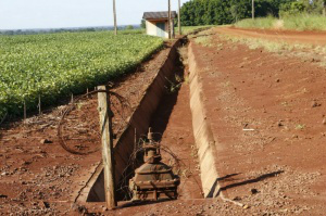 Liminar do STF livra MS de “nome sujo” por obra abandonada em Itaporã Terra seca em cana que levaria água para os sítios. (Foto: Eliel Oliveira)