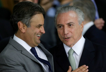 Aécio diz a Temer que PSDB defende mudanças na reforma da Previdência O senador Aécio Neves (esq.) e o presidente Michel Temer (dir.), durante cerimônia no Planalto no ano passado (Foto: Ueslei Marcelino/Reuters)