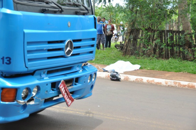 Motorista há 10 anos, acusado de matar jovem não se acidentava há 9 Caminhão atropelou e matou jovem em cruzamento bem sinalizado (Foto: Marcelo Calazans)