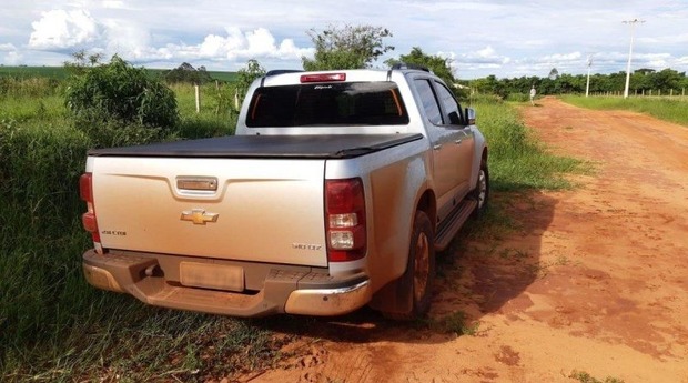 Traficante abandona camionete roubada com 890 kg de maconha